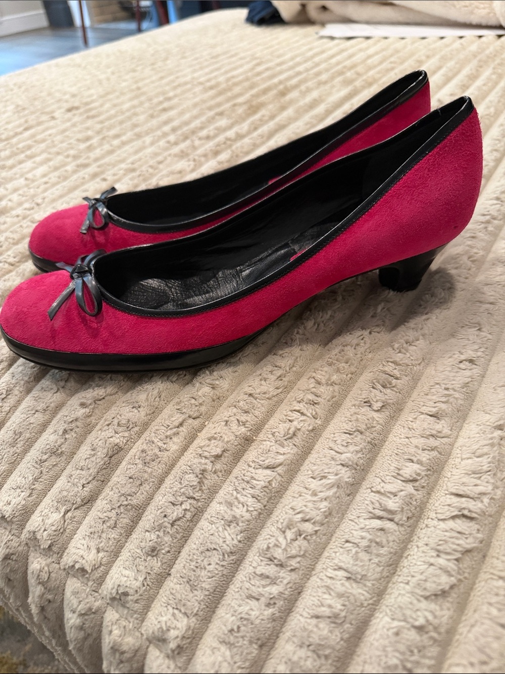 Marc Jacobs Fuchsia Suede Kitten Heels with Black Trim - Picture 4 of 4
